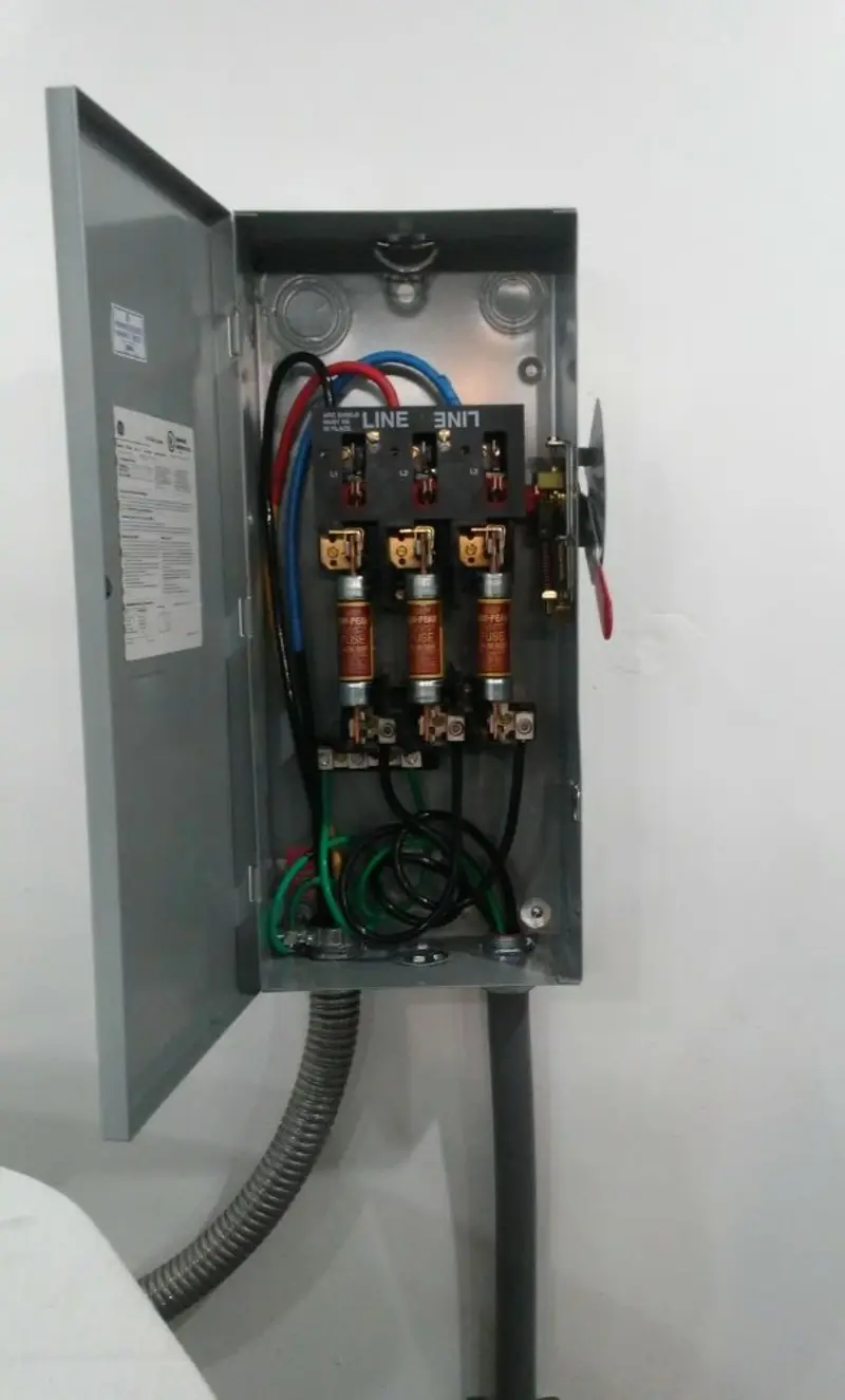 Three-phase disconnect switch installed for Smoke Detector Installation in Mustang